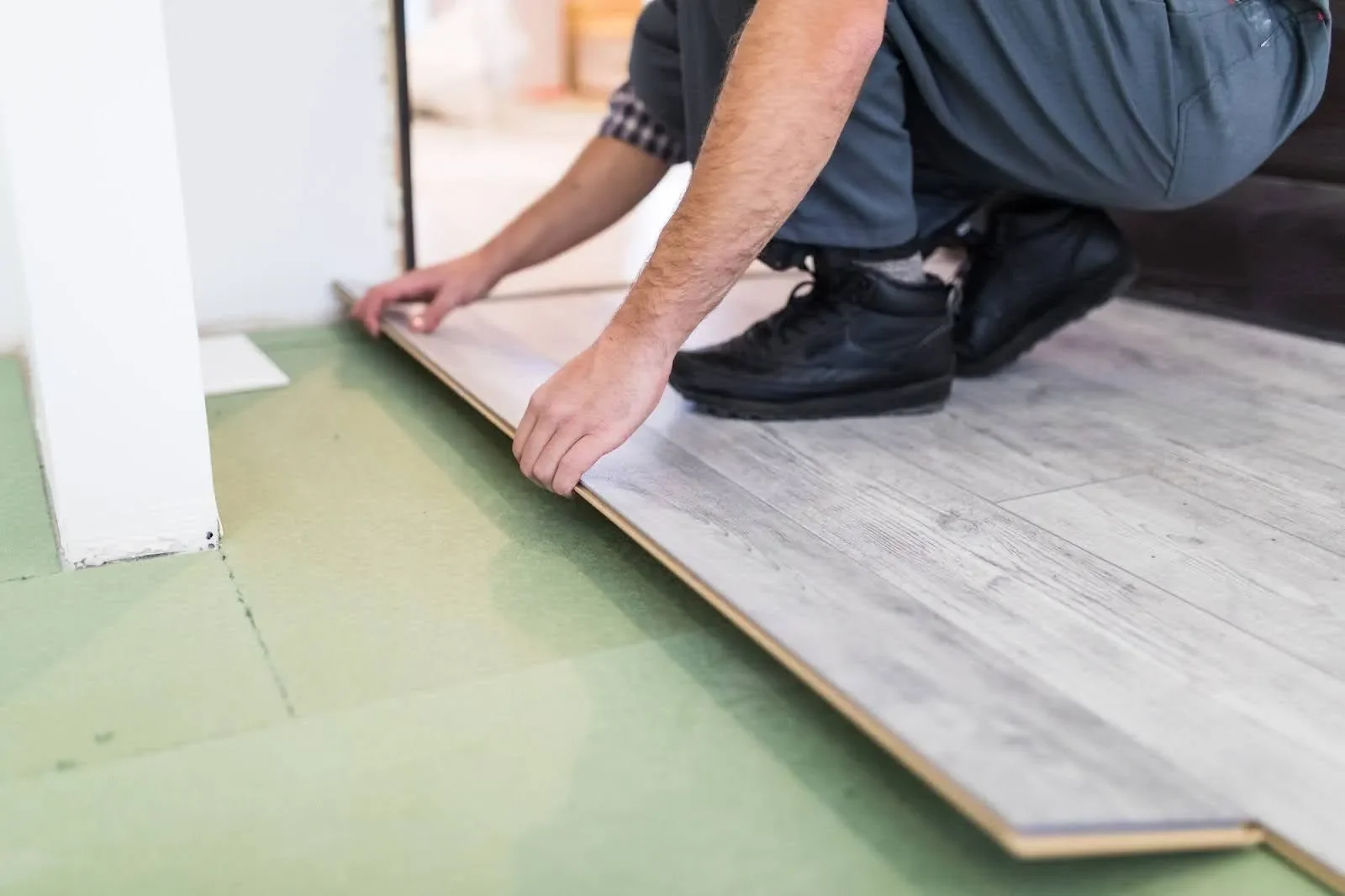 5 Tips Memilih Flooring Material yang Tepat untuk Booth Pameran